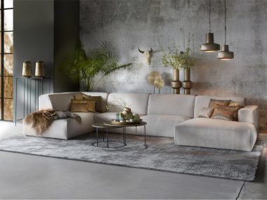 Maatwerktapijt Cassio in een lichtgrijze kleur nummer 23. met een beige hoekbank.