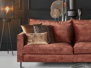 3-zits bank Gigi in velvet stof koper met rond vloerkleed en sierkussens