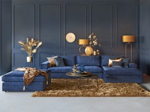 Hoekbank victoria met een bijpassende hocker, in een velvet blauwe stof.