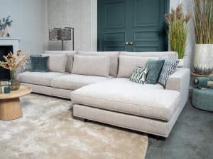 Hoekbank Claire in een lichte stof. Interieurstyling met hippe beige en petrol woonaccessoires.