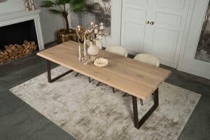 De rechthoekige eettafel Granville met een schuine U-poot van Room108