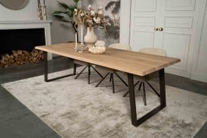 De rechthoekige eettafel Granville met een schuine U-poot van Room108