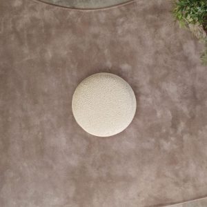 De ronde hocker Ø 50x34 in een mooie toevoeging aan jouw interieur en past helemaal in de woontrends van nu.