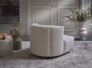 Achterzijde van beige fauteuil met stiknaden in de rugleuning