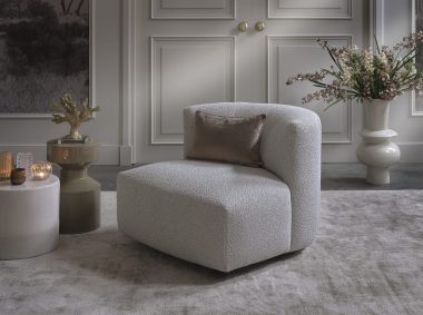 Luxe draaifauteuil met schommelfunctie. In een beige stof in natural interieur.