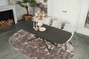 De Deens ovale slanke eettafel Bordeaux met metalen mikado poot van Room108.