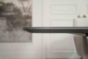 De Deens ovale slanke eettafel Bordeaux met metalen mikado poot van Room108.