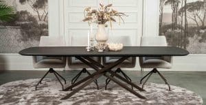 De Deens ovale slanke eettafel Bordeaux met metalen mikado poot van Room108.