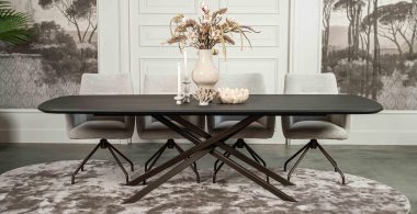 De Deens ovale slanke eettafel Bordeaux met metalen mikado poot van Room108.