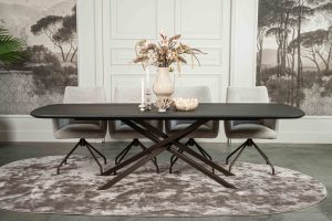 De Deens ovale slanke eettafel Bordeaux met metalen mikado poot van Room108.