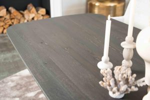 De Deens ovale slanke eettafel Bordeaux met metalen mikado poot van Room108.