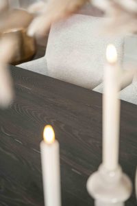 De Deens ovale slanke eettafel Bordeaux met metalen mikado poot van Room108.