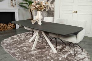 De Deens ovale slanke eettafel Bordeaux met ovale spinpoot van Room108.