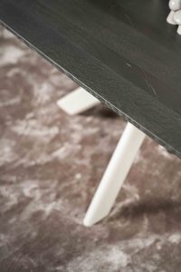 De Deens ovale slanke eettafel Bordeaux met ovale spinpoot van Room108.
