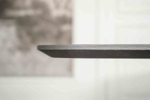 De Deens ovale slanke eettafel Bordeaux met ovale spinpoot van Room108