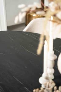 De ovale eettafel Marseille met een slanke spinpoot van Room108.