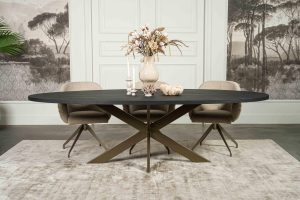 De ovale eettafel Marseille met een slanke spinpoot van Room108.