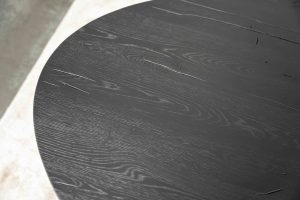 De ovale eettafel Marseille met een slanke spinpoot van Room108.