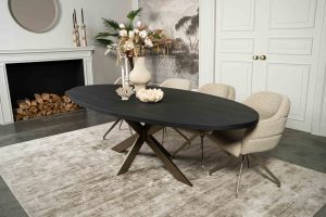 De ovale eettafel Marseille met een slanke spinpoot van Room108.