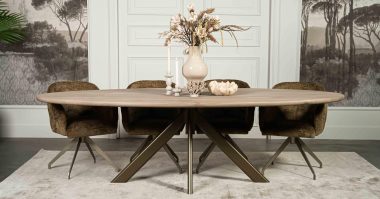 De ovale eettafel Marseille met een spinpoot koker ovaal van Room108.