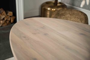 De ovale eettafel Marseille met een spinpoot koker ovaal van Room108.
