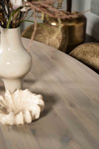 De ovale eettafel Marseille met een spinpoot koker ovaal van Room108.