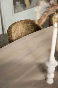 De ovale eettafel Marseille met een spinpoot koker ovaal van Room108.