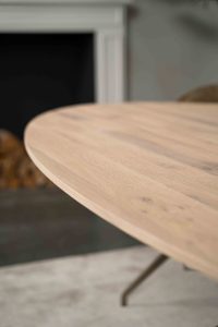 De ovale eettafel Marseille met een spinpoot A-symmetrisch van Room108.