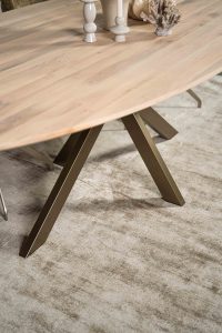 De ovale eettafel Marseille met een spinpoot A-symmetrisch van Room108.