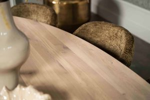 De ovale eettafel Marseille met een spinpoot A-symmetrisch van Room108.