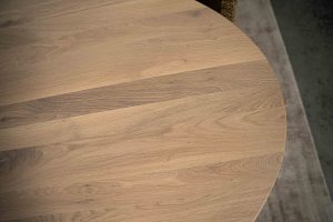 De ovale eettafel Marseille met een spinpoot A-symmetrisch van Room108.