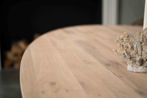 De ovale eettafel Marseille met een spinpoot A-symmetrisch van Room108.