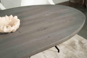 De ovaal rechte eettafel Toulouse met een Hercules poot van Room108.