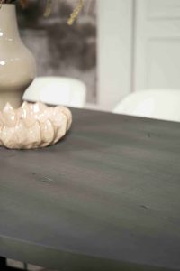 De ovaal rechte eettafel Toulouse met een Hercules poot van Room108.