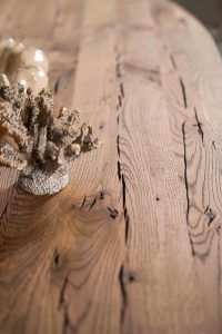 De ovaal rechte eettafel Toulouse met een spinpoot WX van Room108