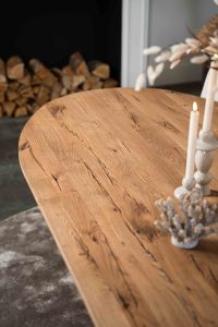De ovaal rechte eettafel Toulouse met een spinpoot WX van Room108