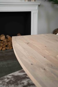 De half ovale eettafel Nice met een taps toelopende spinpoot van Room108