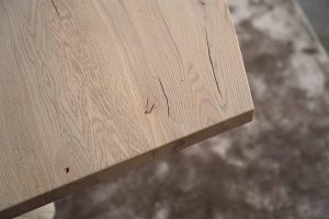 De half ovale eettafel Nice met een taps toelopende spinpoot van Room108