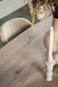 De half ovale eettafel Nice met een taps toelopende spinpoot van Room108