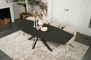 De half ovale eettafel Nice met een a-symmetrische Spinpoot van Room108