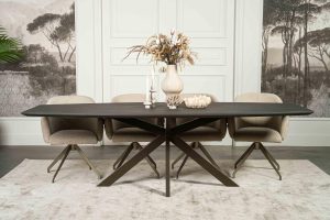 De half ovale eettafel Nice met een a-symmetrische Spinpoot van Room108