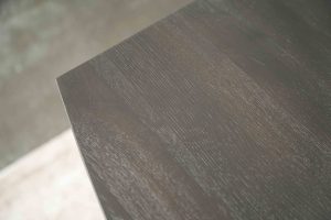 De half ovale eettafel Nice met een a-symmetrische Spinpoot van Room108