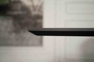 De half ovale eettafel Nice met een a-symmetrische Spinpoot van Room108