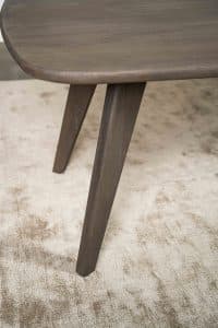 De Deens ovale slanke eettafel Bordeaux met taps toelopende poot van Room108.