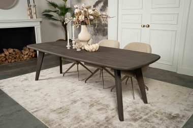 De Deens ovale slanke eettafel Bordeaux met taps toelopende poot van Room108.
