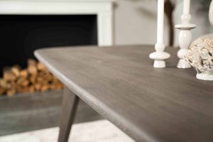 De Deens ovale slanke eettafel Bordeaux met taps toelopende poot van Room108.