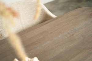 De Deens ovale slanke eettafel Bordeaux met taps toelopende poot van Room108.