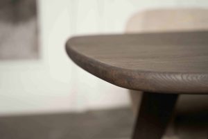 De Deens ovale slanke eettafel Bordeaux met taps toelopende poot van Room108.
