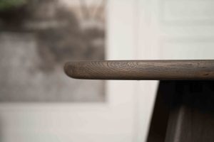 De Deens ovale slanke eettafel Bordeaux met taps toelopende poot van Room108.