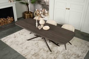 De Deens ovale slanke eettafel Bordeaux met metalen mikado poot van Room108.